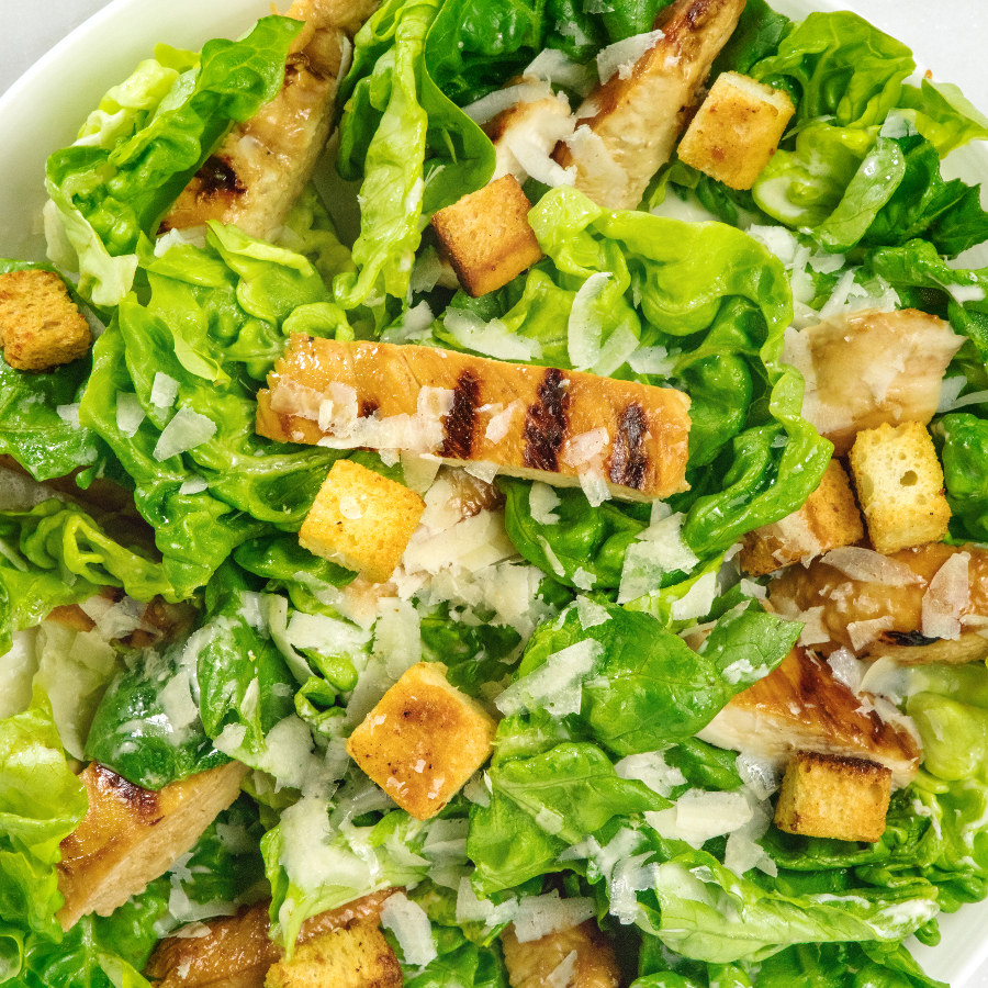 Salat mit Brot-Croutons