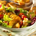 Gebackene Grießmonde mit buntem Salat