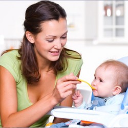 Mehlvielfalt. Mutter ernährt ihr Kind mit wertvoller Nahrung.