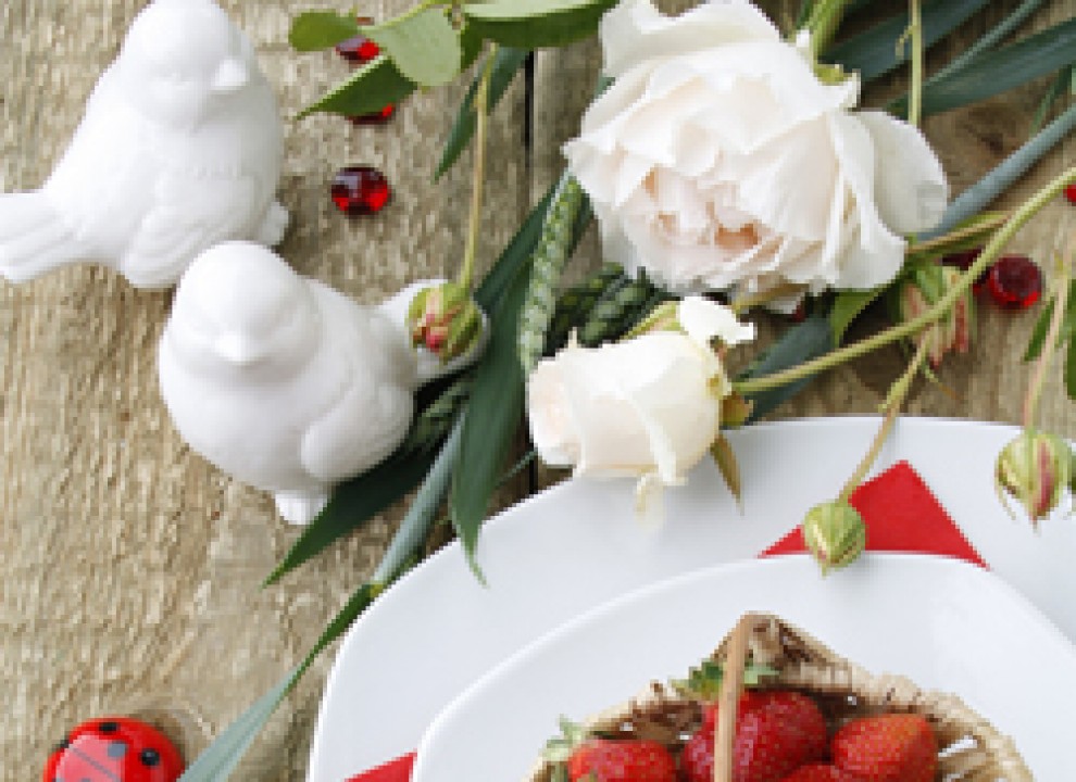 Tischdekoration mit Rosen und Erdbeeren