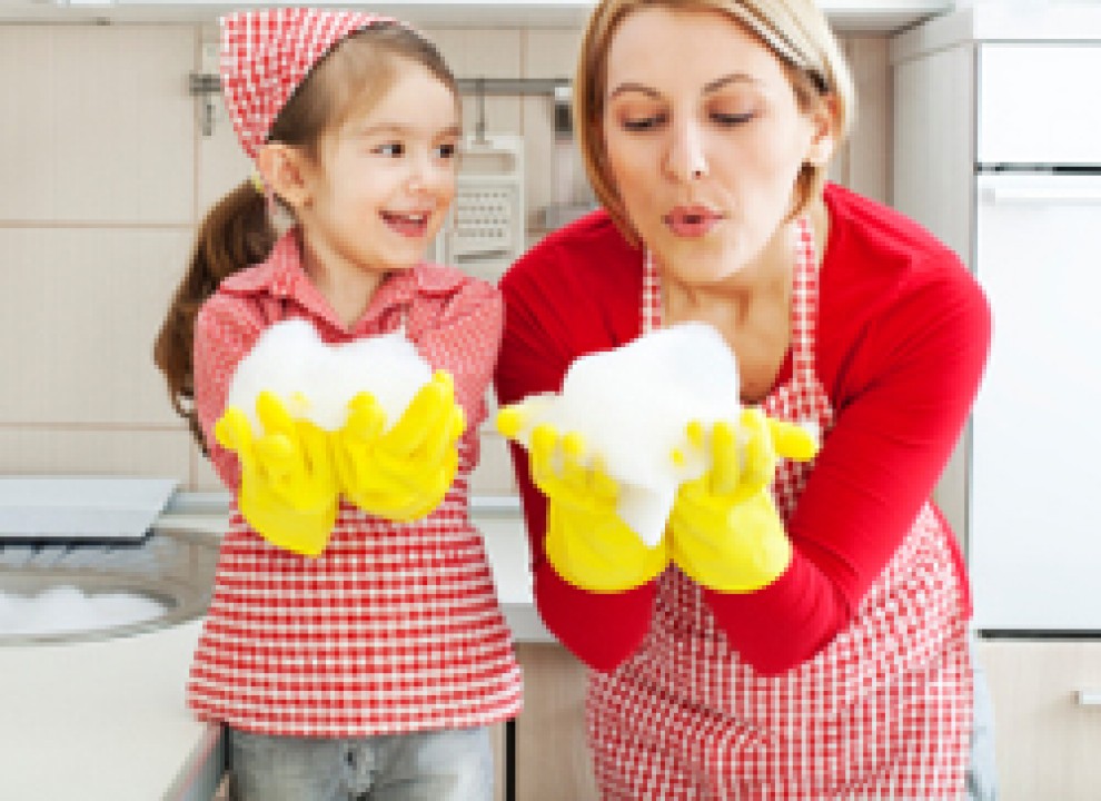 Mutter und Tochter halten Frühjahrsputz in der Küche