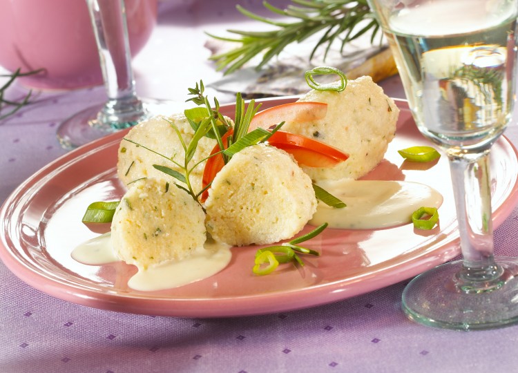 Kräuter-Grießklößchen in Gorgonzolasauce