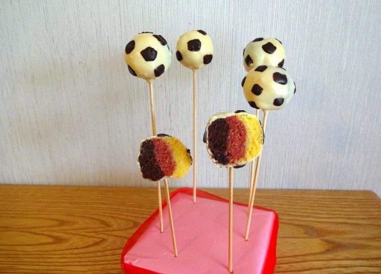Fußball Cake Pops "schwarz-rot-gold"