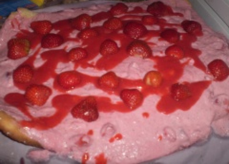 Erdbeer-Torte mit Biskuit-Boden