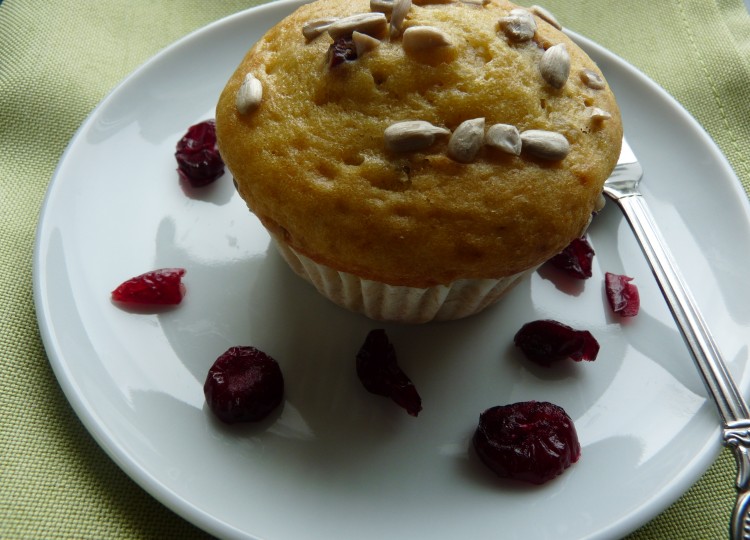 Kernige Muffins mit Sonnenblumenkernen und Cranberrys