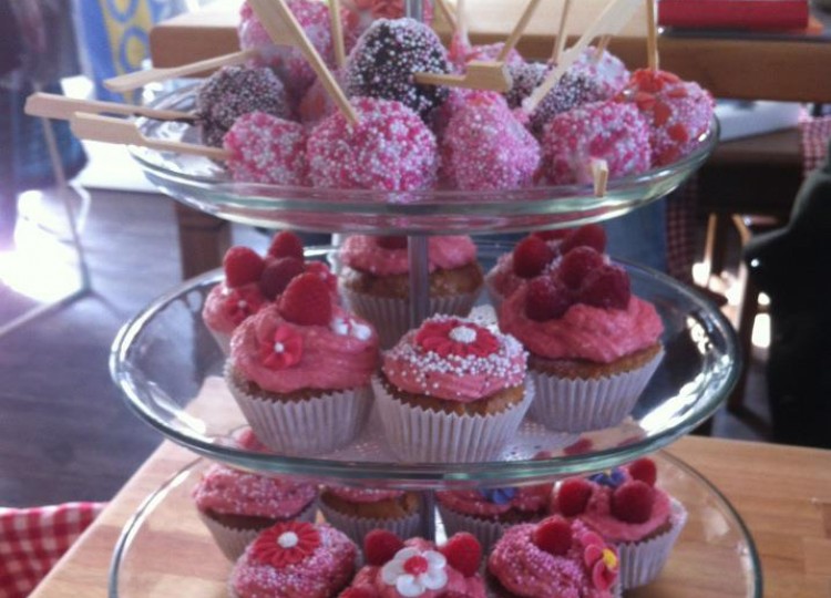 Himbeer-Vanille-Cupcakes und Popcakes