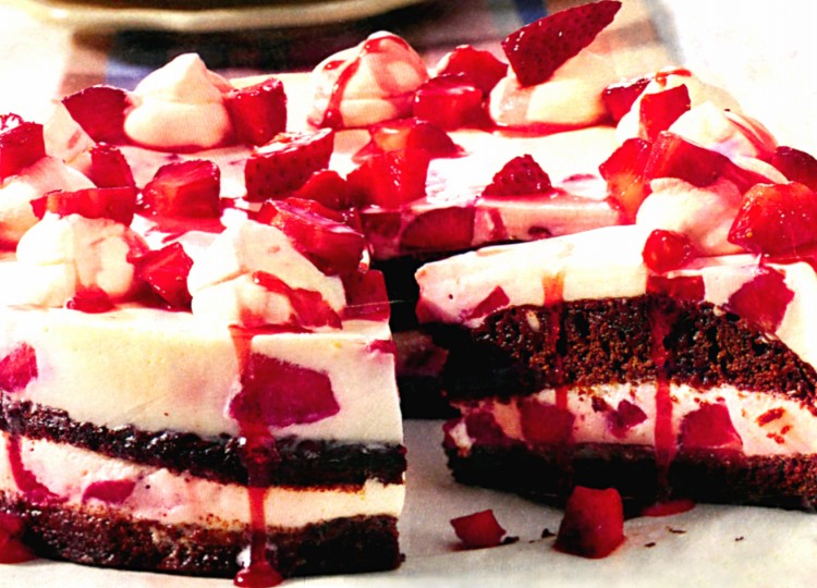 Panna-Cotta-Torte mit Erdbeeren