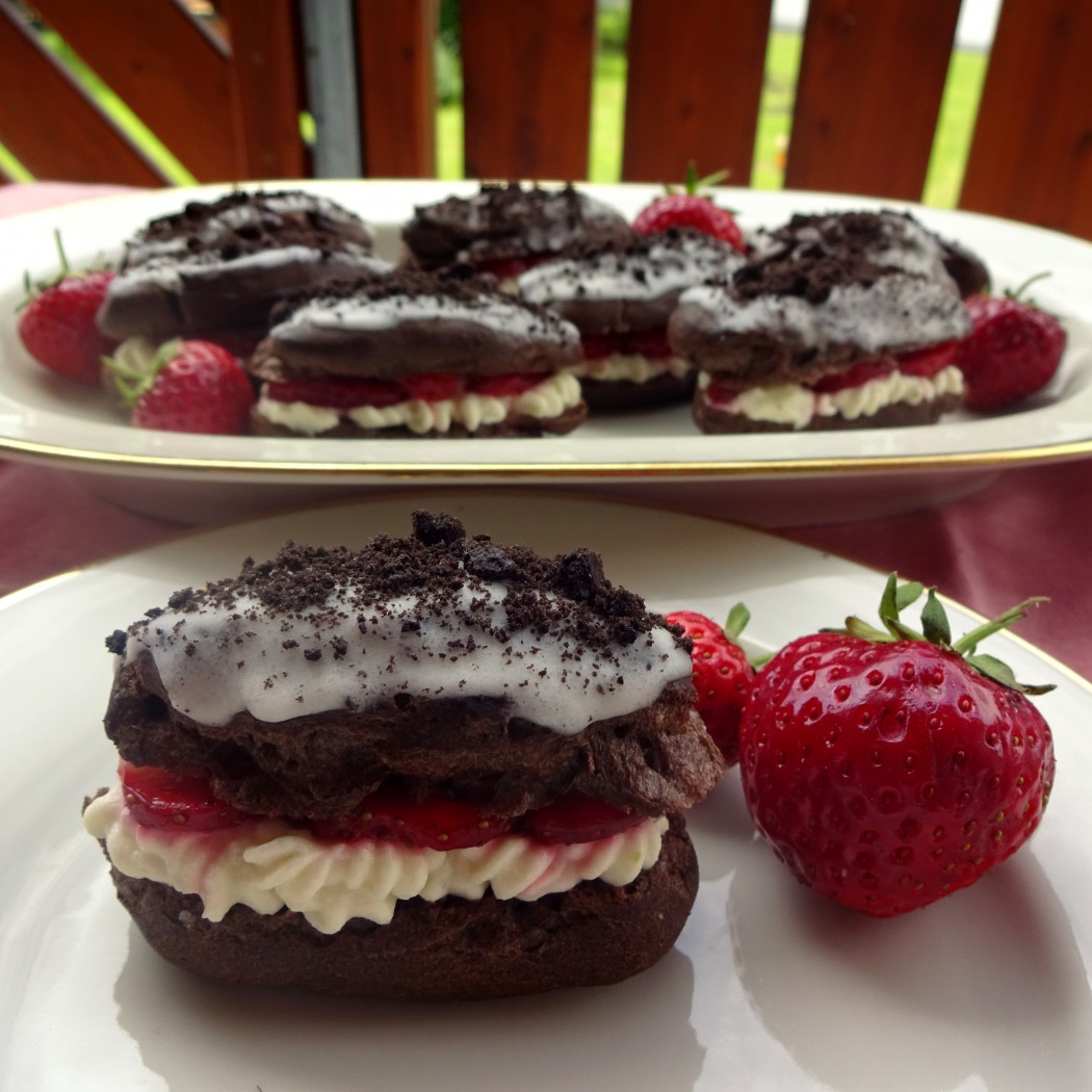 Mini Chocolate Eclairs mit Limette & Erdbeeren