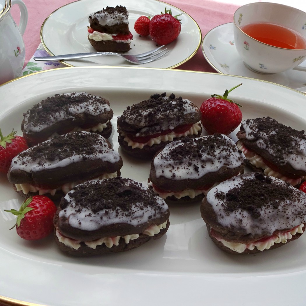 Mini Chocolate Eclairs mit Limette & Erdbeeren