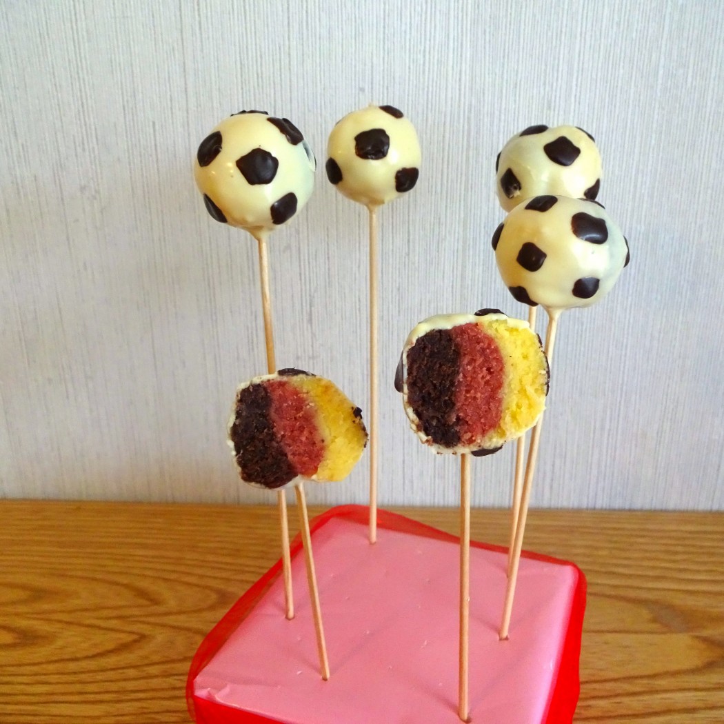 Fußball Cake Pops "schwarz-rot-gold"