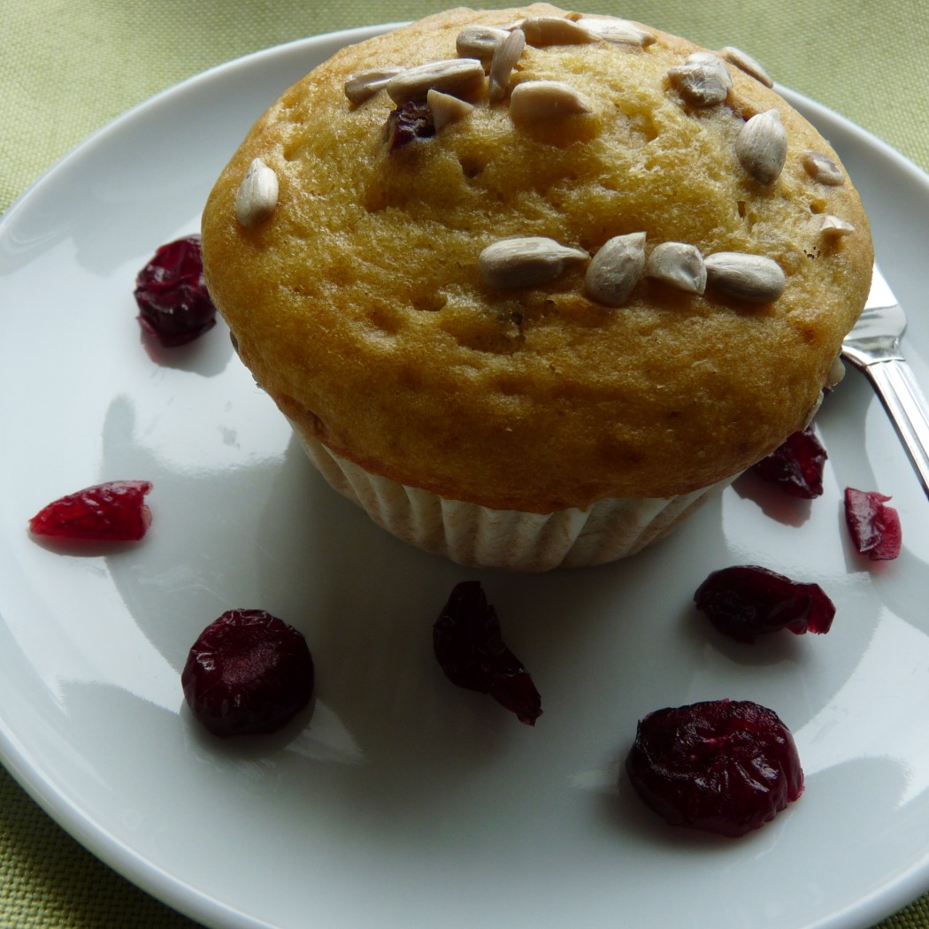 Kernige Muffins mit Sonnenblumenkernen und Cranberrys